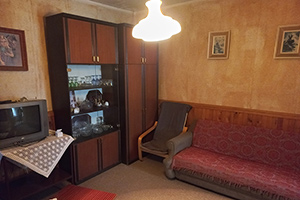 Višesobna kuća od 146 kvm na placu od 432 kvm sa nezavršena dva stana na dve etaže u dvorištu...