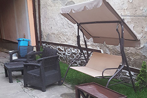Kuća u I zoni sa dve stambene jedinice od toga prva, nova do ulice i druga, stara u produžetku...