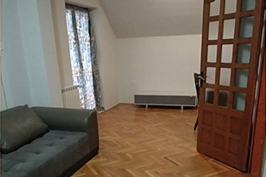 Prizemna kuća sa potkrovljem od 150 kvm u osnovi plus stara kuća do ulice, na placu od 504 kvm.