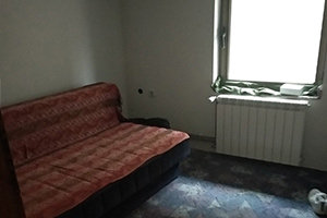 Prizemna kuća sa potkrovljem od 150 kvm u osnovi plus stara kuća do ulice, na placu od 504 kvm.