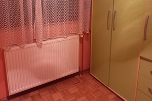 Kuća, spratna plus potkrovlje, 113 kvm u osnovi, na placu od 552 kvm. Kuća je građjena od čvrstog materijala.