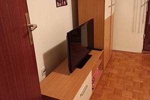 Kuća, spratna plus potkrovlje, 113 kvm u osnovi, na placu od 552 kvm. Kuća je građjena od čvrstog materijala.