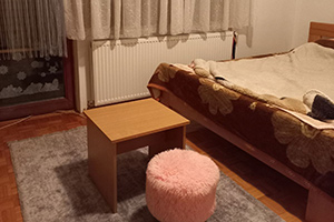 Kuća, spratna plus potkrovlje, 113 kvm u osnovi, na placu od 552 kvm. Kuća je građjena od čvrstog materijala.