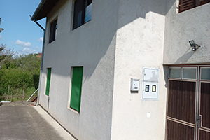 Kuća, IV zona, Kozluk. Zidana od čvrstog materijala, suteren, prizemlje i sprat...