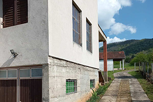 Kuća, IV zona, Kozluk. Zidana od čvrstog materijala, suteren, prizemlje i sprat...
