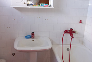 Kuća, IV zona, Kozluk. Zidana od čvrstog materijala, suteren, prizemlje i sprat...