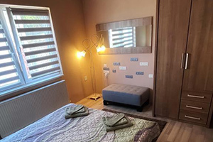 Kuća na Guduričkom putu površine 173 m2 na placu od 513 m2. Kuća ima dva potpuno odvojena stana od kojih je jedan lux apartman...