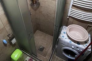 Kuća na Guduričkom putu površine 173 m2 na placu od 513 m2. Kuća ima dva potpuno odvojena stana od kojih je jedan lux apartman...