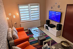 Kuća na Guduričkom putu površine 173 m2 na placu od 513 m2. Kuća ima dva potpuno odvojena stana od kojih je jedan lux apartman...