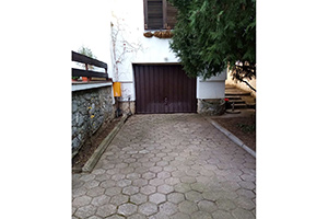Kuća, IV zona, desna strana Gudurickog puta, 170 kvm na placu od 607 kvm...
