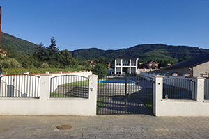 Kuća, IV zona, spratna, površine u osnovi 99kvm sa dve terase, tremom  i bazenom...