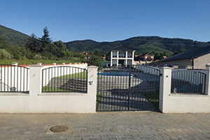 Kuća, IV zona, spratna, površine u osnovi 99kvm sa dve terase, tremom  i bazenom...