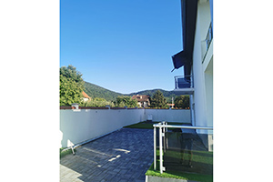 Kuća, IV zona, spratna, površine u osnovi 99kvm sa dve terase, tremom  i bazenom...