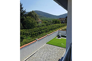 Kuća, IV zona, spratna, površine u osnovi 99kvm sa dve terase, tremom  i bazenom...