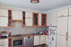 Kuća, IV zona, 150kvm na placu od 600kvm, preko puta Pilotske akademije.