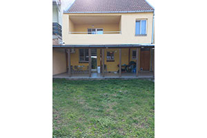 Spratna kuća od 148kvm na Margitskom naselju (Staklenik), na placu od 341 kvm.