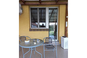 Spratna kuća od 148kvm na Margitskom naselju (Staklenik), na placu od 341 kvm.