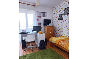 Spratna kuća od 148kvm na Margitskom naselju (Staklenik), na placu od 341 kvm.