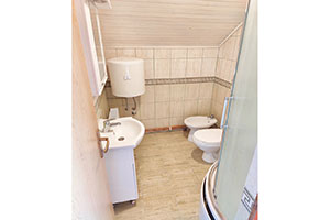 Kuća spratna u Pavlišu, od 124m2 sa još jednom kućom u dvorištu od 72m2 na placu od 1324m2...