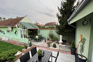Dve prizemne i jedna spratna kuća, II zona, na placu od 530m2.
