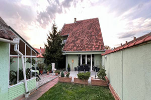 Dve prizemne i jedna spratna kuća, II zona, na placu od 530m2.