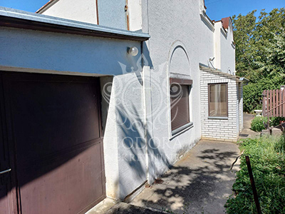Dve kuće, 117m2 i 190m2, IV zona, podnožje brega, na placu od 1219m2...