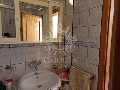 Dve kuće, 117m2 i 190m2, IV zona, podnožje brega, na placu od 1219m2...