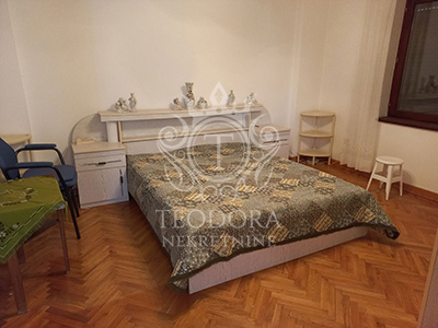 Dve kuće, 117m2 i 190m2, IV zona, podnožje brega, na placu od 1219m2...