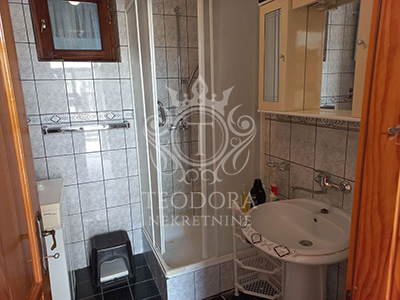 Dve kuće, 117m2 i 190m2, IV zona, podnožje brega, na placu od 1219m2...