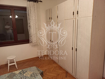 Dve kuće, 117m2 i 190m2, IV zona, podnožje brega, na placu od 1219m2...