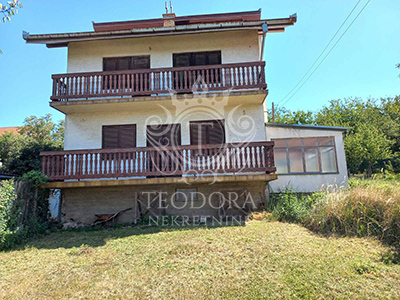 Dve kuće, 117m2 i 190m2, IV zona, podnožje brega, na placu od 1219m2...