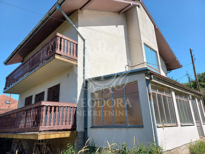 Dve kuće, 117m2 i 190m2, IV zona, podnožje brega, na placu od 1219m2...