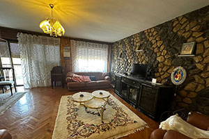 Spratna kuća, IV zona, Gudurički put. Sastoji se od suterena, prizemlja i sprata, površine 250m2, na placu od 674m2.