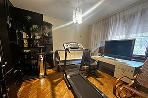 Spratna kuća, IV zona, Gudurički put. Sastoji se od suterena, prizemlja i sprata, površine 250m2, na placu od 674m2.