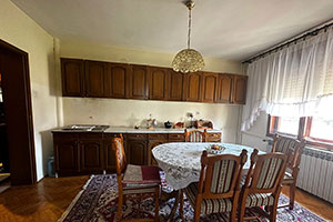 Spratna kuća, IV zona, Gudurički put. Sastoji se od suterena, prizemlja i sprata, površine 250m2, na placu od 674m2.