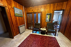 Spratna kuća, IV zona, Gudurički put. Sastoji se od suterena, prizemlja i sprata, površine 250m2, na placu od 674m2.