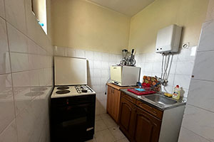 Spratna kuća, IV zona, Gudurički put. Sastoji se od suterena, prizemlja i sprata, površine 250m2, na placu od 674m2.