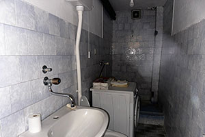 Spratna kuća, IV zona, Gudurički put. Sastoji se od suterena, prizemlja i sprata, površine 250m2, na placu od 674m2.