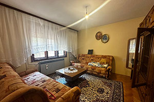 Spratna kuća, IV zona, Gudurički put. Sastoji se od suterena, prizemlja i sprata, površine 250m2, na placu od 674m2.