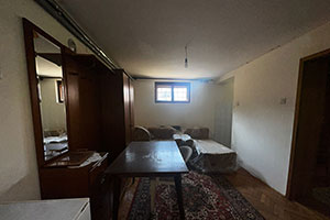 Spratna kuća, IV zona, Gudurički put. Sastoji se od suterena, prizemlja i sprata, površine 250m2, na placu od 674m2.