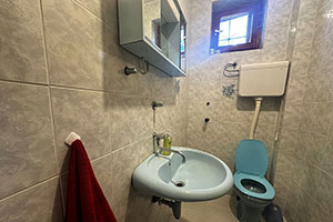 Spratna kuća, IV zona, Gudurički put. Sastoji se od suterena, prizemlja i sprata, površine 250m2, na placu od 674m2.