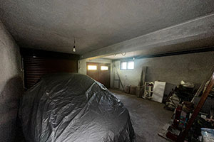 Spratna kuća, IV zona, Gudurički put. Sastoji se od suterena, prizemlja i sprata, površine 250m2, na placu od 674m2.