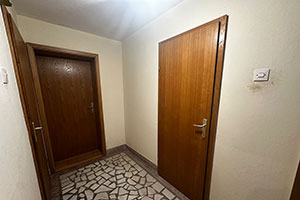 Spratna kuća, IV zona, Gudurički put. Sastoji se od suterena, prizemlja i sprata, površine 250m2, na placu od 674m2.