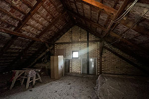 Spratna kuća, IV zona, Gudurički put. Sastoji se od suterena, prizemlja i sprata, površine 250m2, na placu od 674m2.