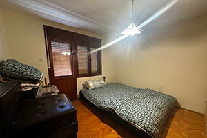 Spratna kuća, IV zona, Gudurički put. Sastoji se od suterena, prizemlja i sprata, površine 250m2, na placu od 674m2.