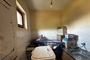 Spratna kuća, IV zona, Gudurički put. Sastoji se od suterena, prizemlja i sprata, površine 250m2, na placu od 674m2.