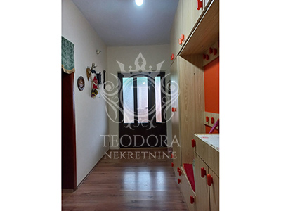 Kuća, IV zona, podnožje brega u površini od 103m2 plus suteren, na placu od 333m2...