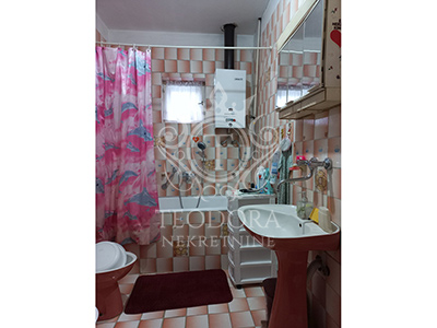 Kuća, IV zona, podnožje brega u površini od 103m2 plus suteren, na placu od 333m2...
