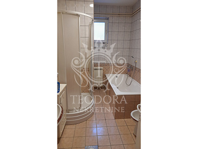 Poslovno stambeni objekat, Margitsko naselje. Stambeni deo je 103m2, poslovni prostor 190m2...