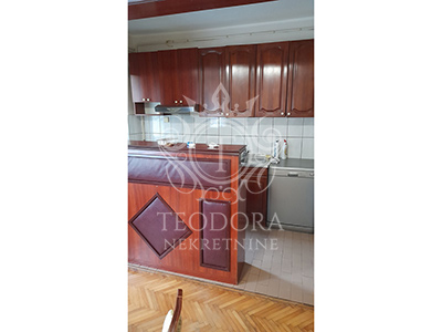 Poslovno stambeni objekat, Margitsko naselje. Stambeni deo je 103m2, poslovni prostor 190m2...